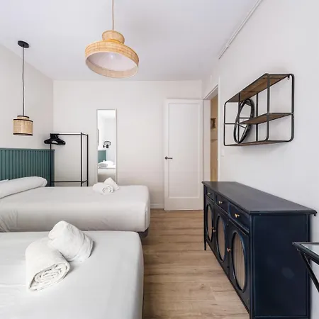 Bebarceloner Eixample Apartments- 4 Bedrooms * Барселона